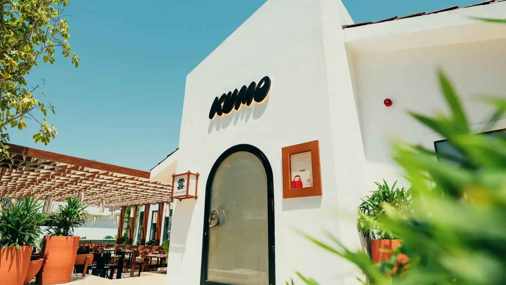 H Corner, Kumo exterior